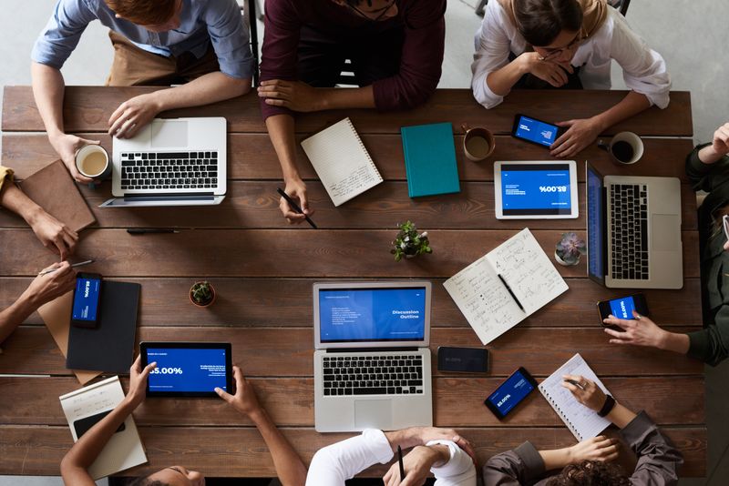 Professionnels examinant des contrats